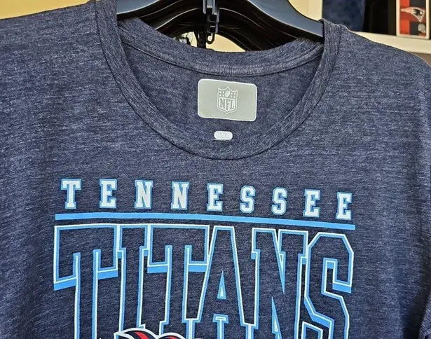 NFL  Tennessee Titans Women's Large Football T Shirt