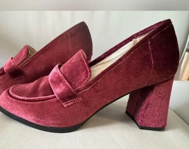 Life Stride ® Farrah red velvet loafers size 7