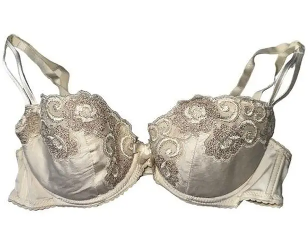 Nina Ricci Paris Women’s Size 32 C Cream Ivory Lace Lightly Padded Bra