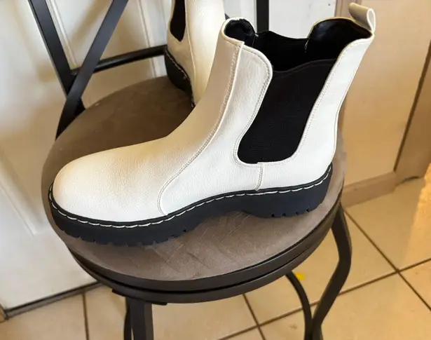 Sincerely Jules NWOB 8.5 White Boots