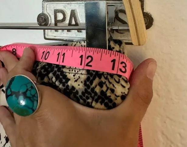 VIBE SPORTSWEAR SNAKE PRINT BELL BOTTOMS SMALL EUC white cream black gray