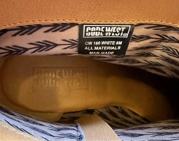 Code West NWOT Pointed Toe Snakeskin Print Ankle Booties Size 8 black & White