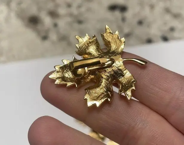 Signed Avon Matching Jewelry Set Gold Tone Brooch & Clip On Earrings