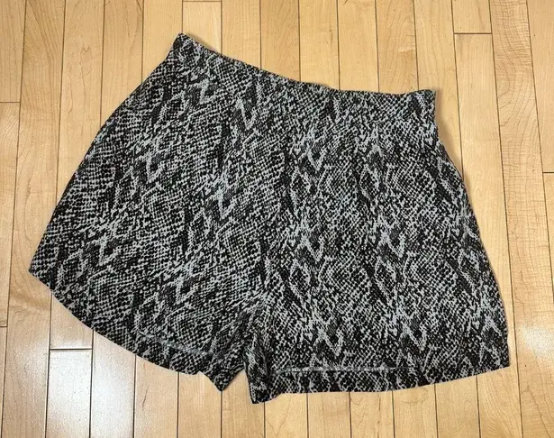 BLANK London Snakeskin Animal Print Flowy Shorts Size Medium Gray