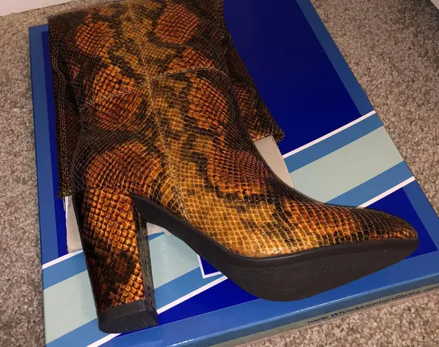 White Mountain NWT! Snake regular tall shaft boots 5M