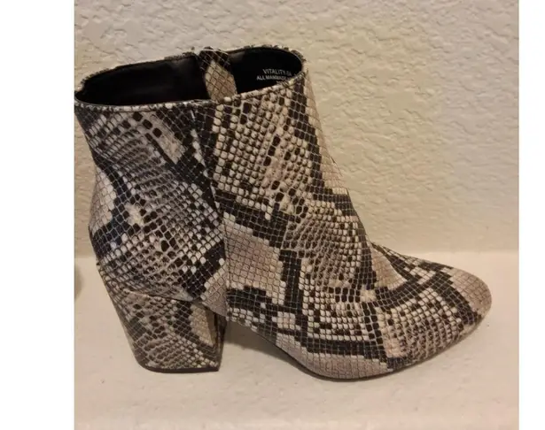 Bamboo Ankle Gold Snake Skin Embossed Regal Women's 2" Size 9 Boots