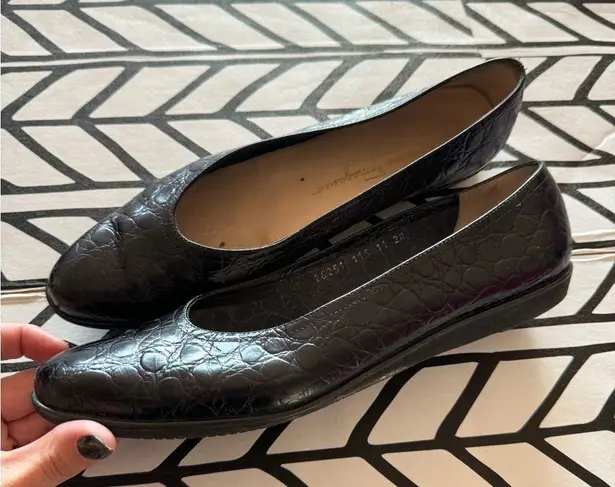 Salvatore Ferragamo  leather textured ballet flats in black size 11