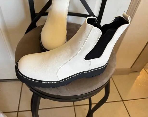 Sincerely Jules NWOB 8.5 White Boots