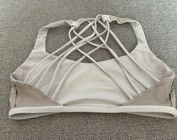 Lululemon Pre-Owned Size 8  Free to be bra white