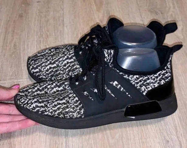 Black & white comfy athletic sneakers woman’s 9