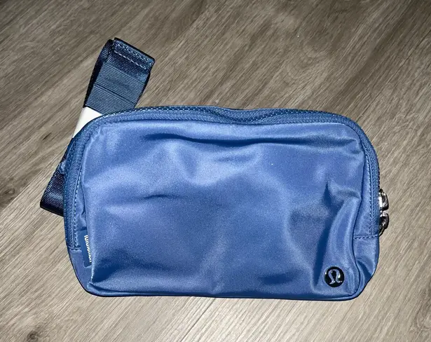 Lululemon  Everywhere Belt Bag Large