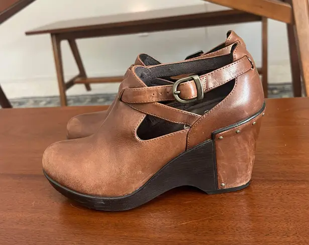 Dansko Franka chocolate brown leather buckle ankle bootie wedges 38