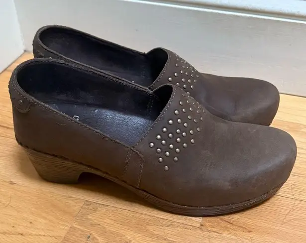 Dansko Mavis Brown Nubuck Leather Studded Slip On Clogs Shoes Size 39 US 9
