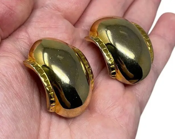 Carol Dauplaise Vintage Signed Dauplaise Gold Tone Clip On Statement Earrings Retro Classy