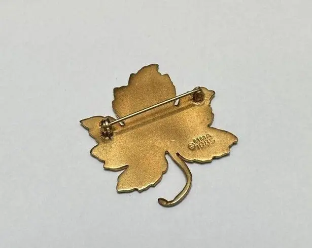 MMA Metropolitan Museum of Art Gold Tone Red Enamel Maple Leaf Pin Brooch 1985