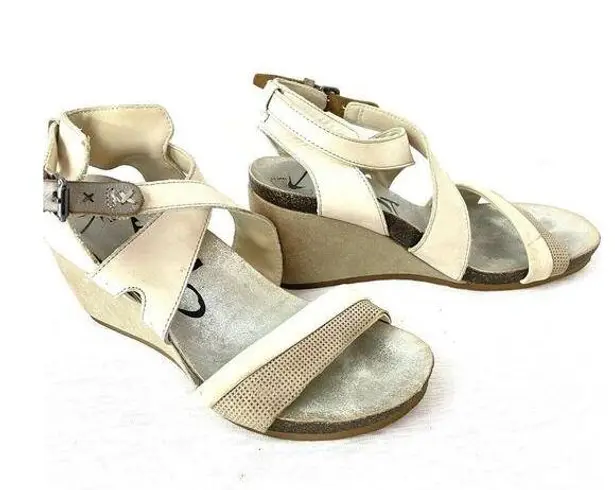 OTBT Freedom White Beige Leather Strappy Wedge Sandals Womens Size 8.5 Flaw