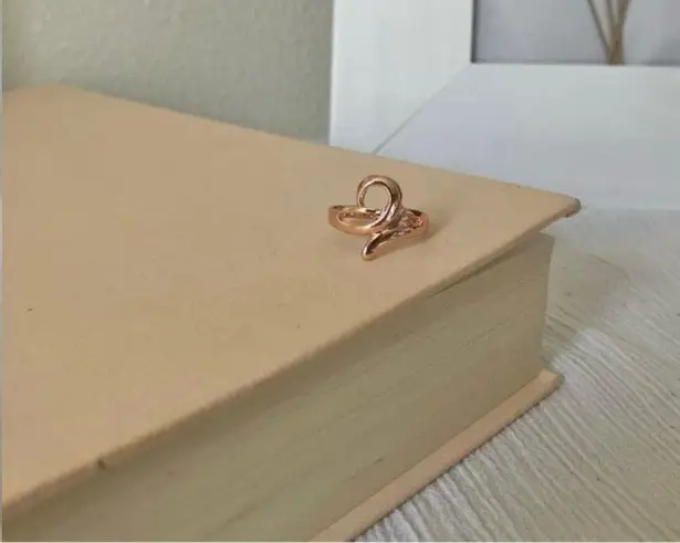 Boutique “Avalon” Gold Swirl Ring 7 Classic Feminine Simple Minimal Stacking