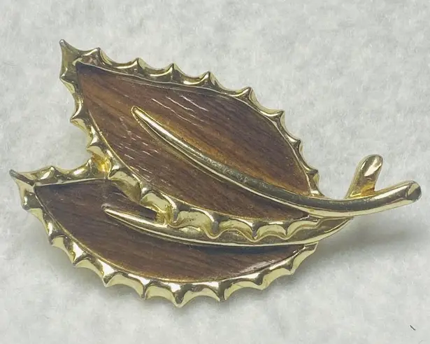 Sarah Coventry Vintage Pin Brooch Leaf Shape Wood Grain Appearance Inlay