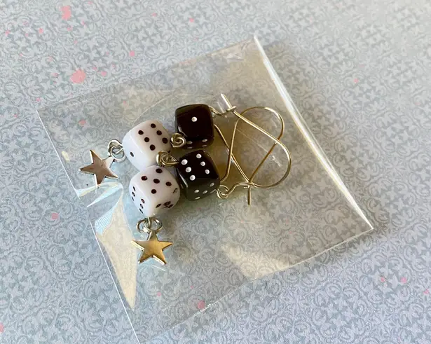 Handmade y2k Kawaii black&white dice star dangle earrings 💚💚