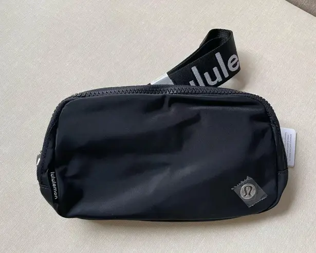 Lululemon everywhere belt bag 1L wordmark logo