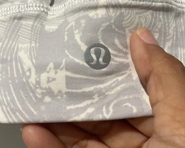 Lululemon  Energy Luxtreme Sports Bra size 4 Gray and White