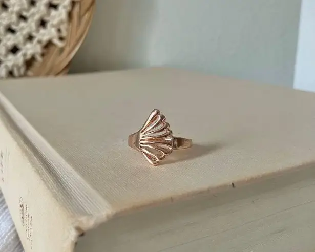 Boutique “Cali” Rosegold Shell Ring 8.5 Classic Elegant Beachy Minimal Femme