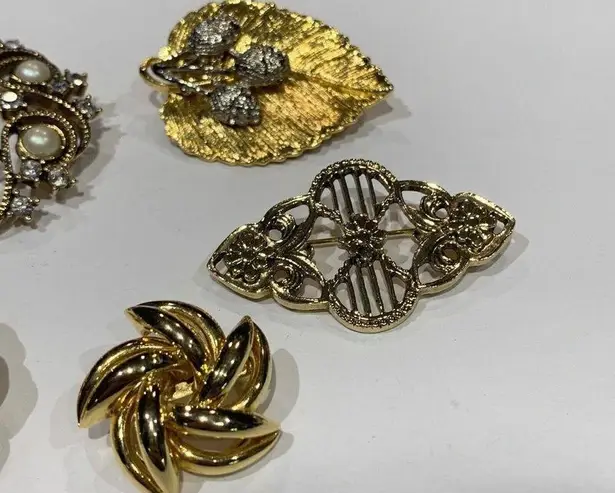 Monet Lot Of 5 Variety Of Vintage - Modern Brooch Pins Gold Tone 1  1 AAi