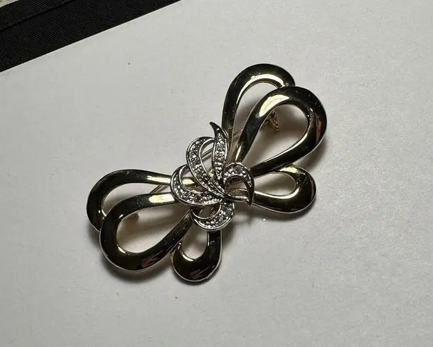 Rhinestone Swirly Ribbon / Bow Two Tone Brooch Pin