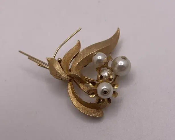 Roma Signed Brooch Pin Gold Tone Faux Pearl