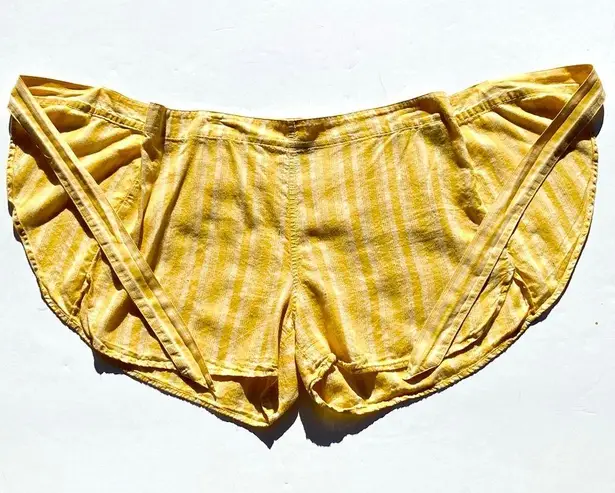 Patagonia  Women’s Garden Island Yellow Striped tie front shorts size large