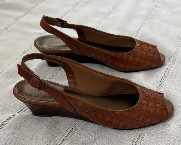Trotters Brown Woven Slingback Peep Toe Heels Size 8