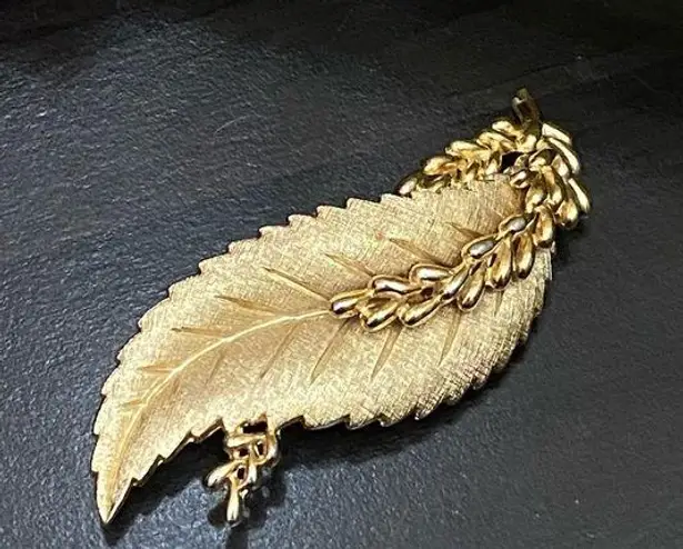 Trifari Vintage 50’s Crown Brushed Gold Tone Gold-plated Textured Leaf Brooch