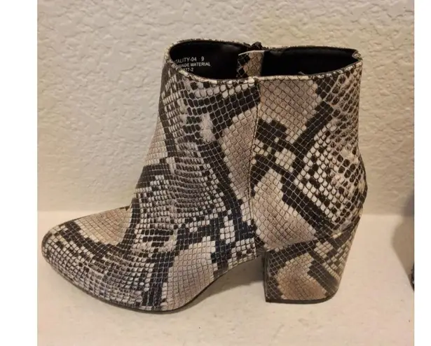 Bamboo Ankle Gold Snake Skin Embossed Regal Women's 2" Size 9 Boots