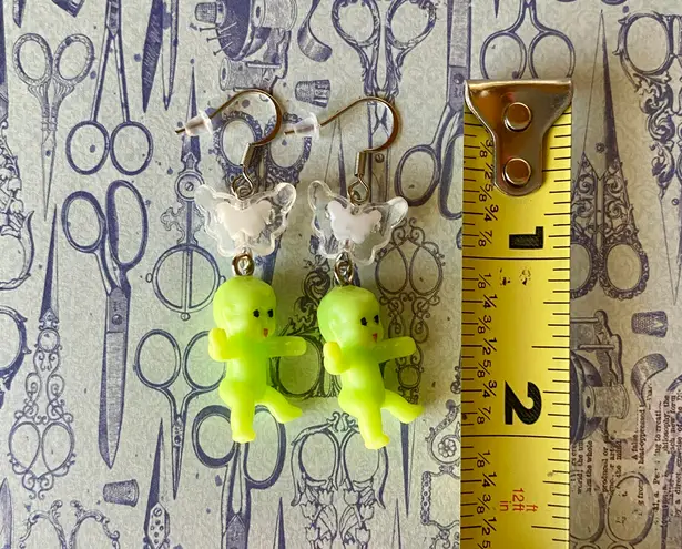 Handmade Kawaii y2k funny funky style neon green baby & butterfly dangle earrings💚👶🦋🌀