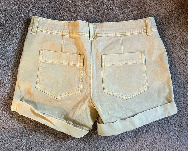 C&C California Women’s Yellow Mid Rise Cuffed Shorts - Size 2