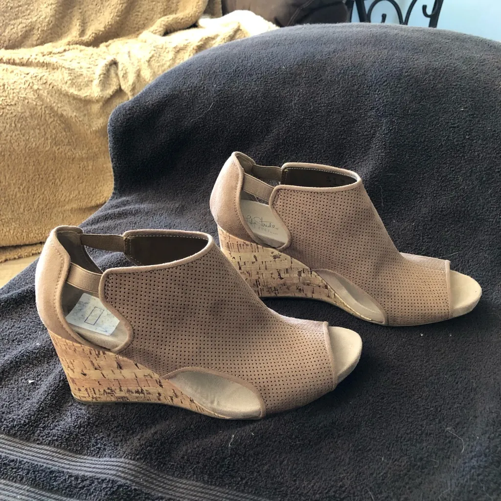 Women’s tan cork heeled sandals. Size 11. - Image 3