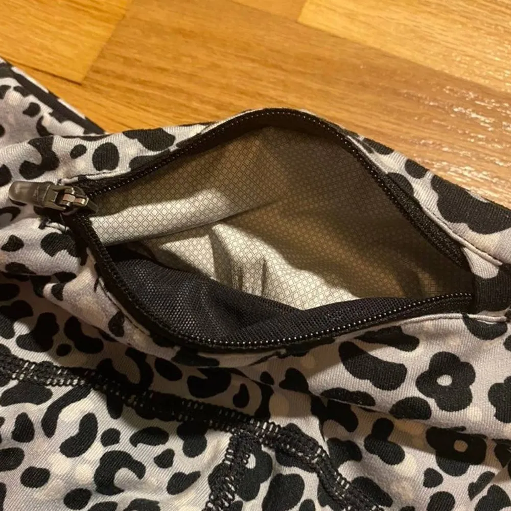 Nike Dri Fit Cheetah Print Leggings Black and White Women's Size Small - Image 6