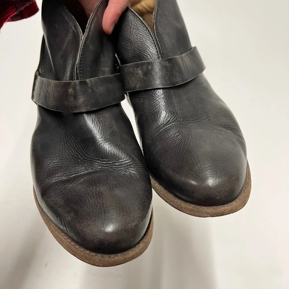 Koolaburra Santa Barbara Dame Distressed Booties Size 10 - Image 6