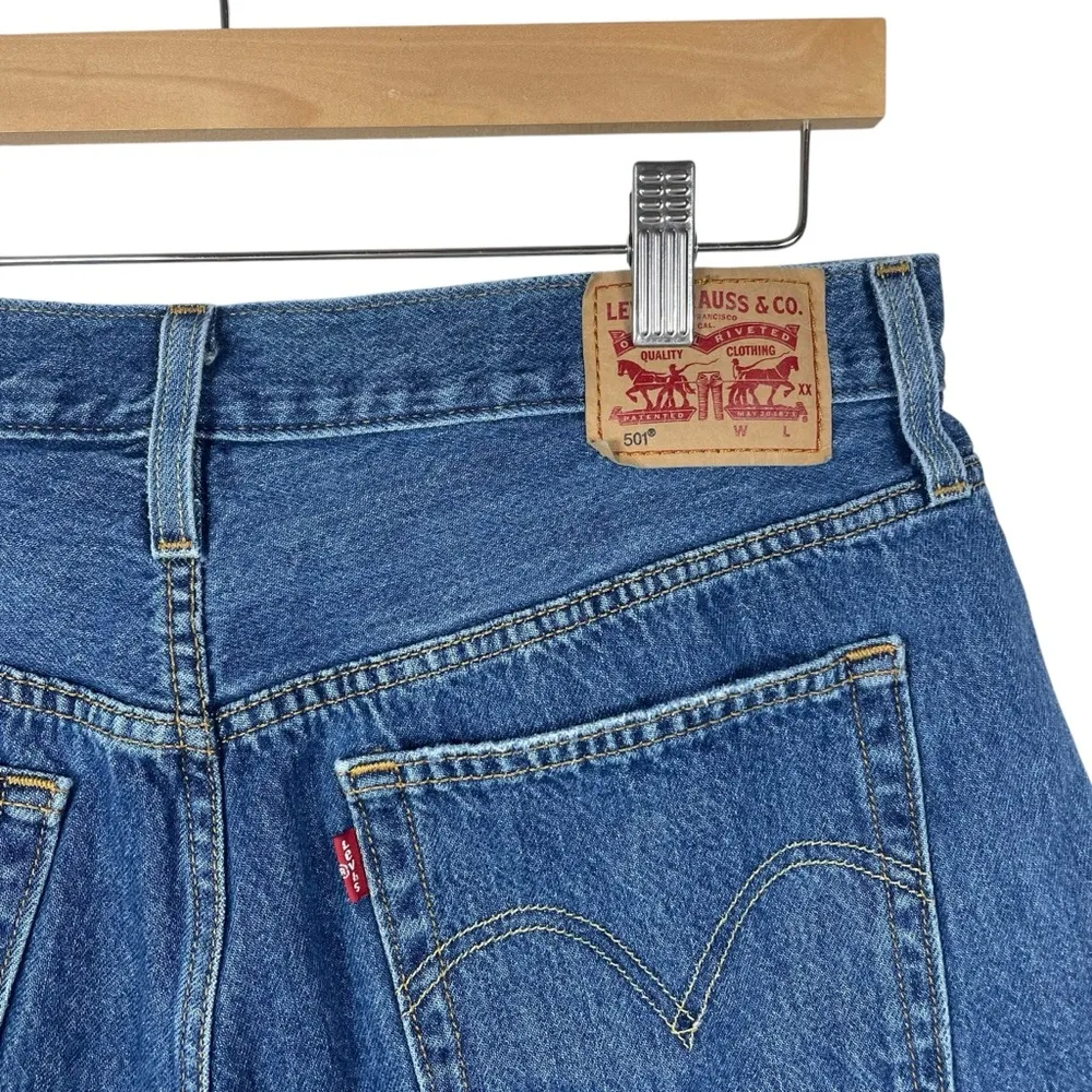 Levi’s 501 Women’s High Rise Cutoff Denim Shorts in Blue Size 32 - Image 4