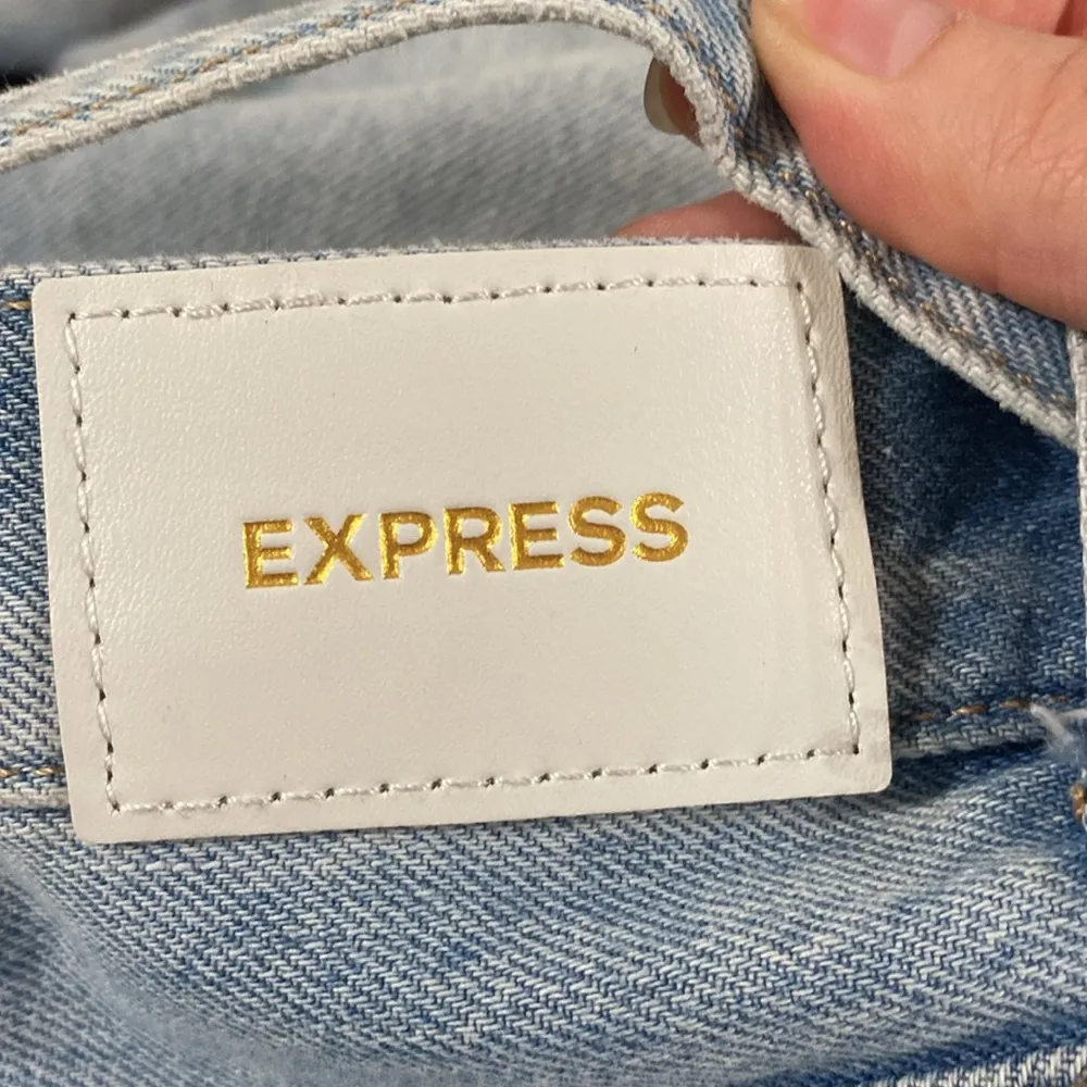 Express Super High Waisted 90s Bermuda Raw Hem Jean Shorts size 6 - Image 10