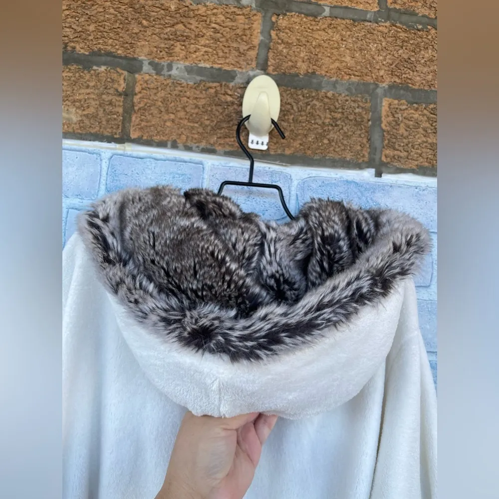 Pottery Barn White Faux Fur Trim robe size medium - Image 9