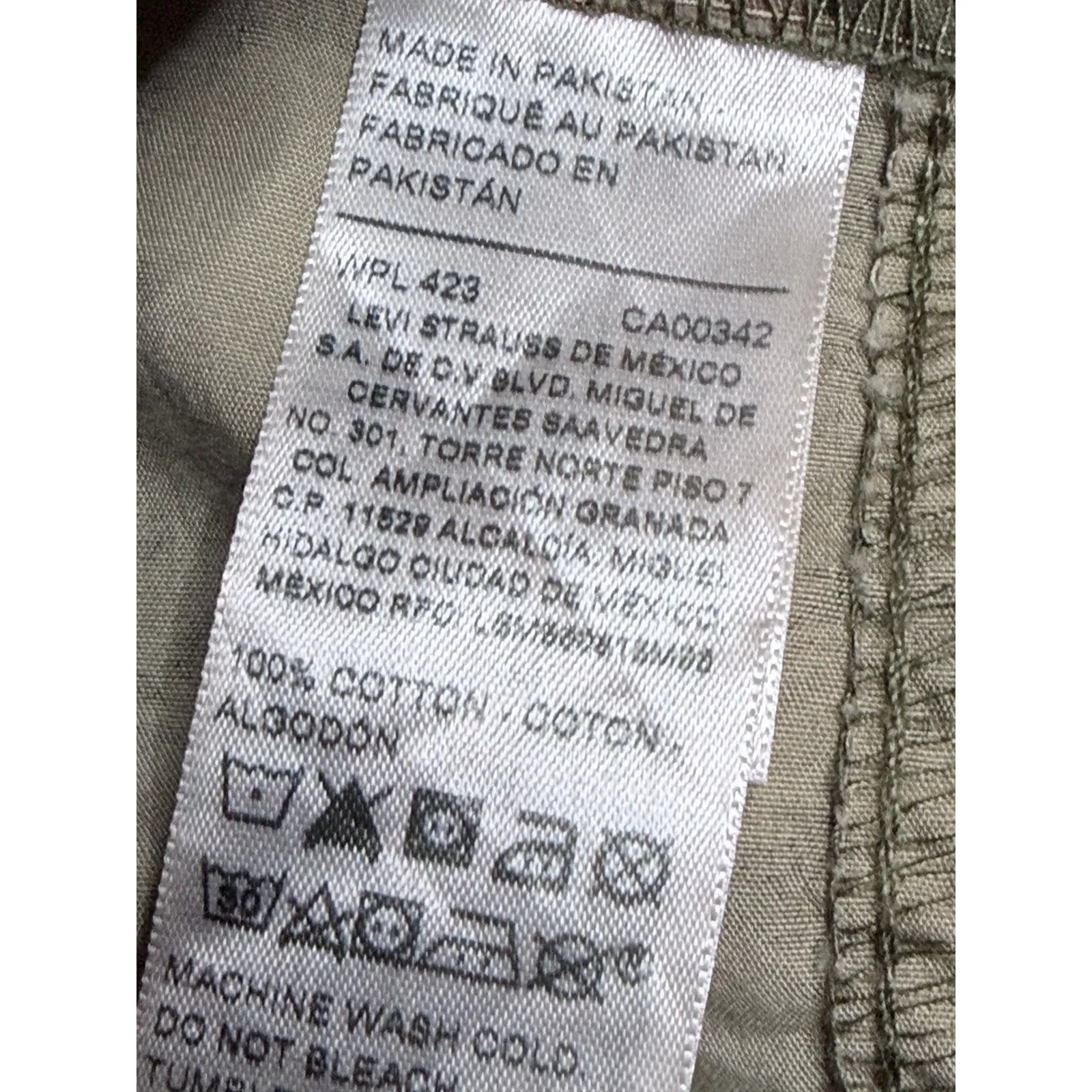 Levi's  Parachute Cargo Camo Shorts size Large - Image 3