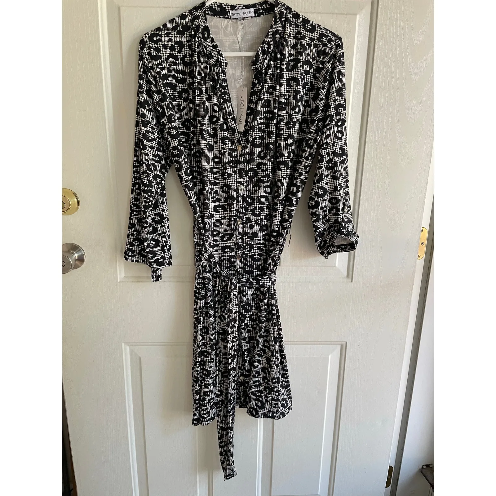 New Women’s Thyme & Honey Animal 🐆Print Dress with Belt size Medium Black - Image 2