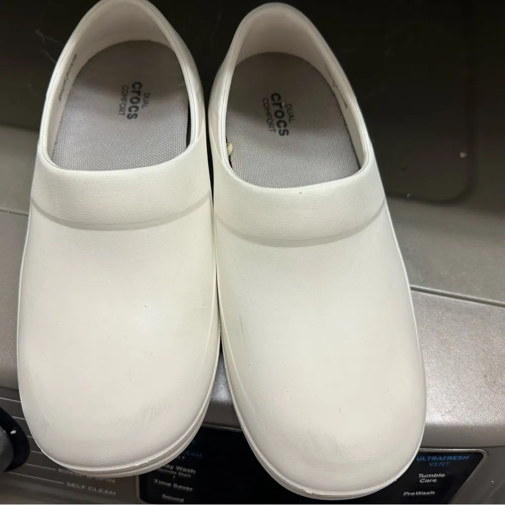 Dual comfort crocs size 7 - Image 7