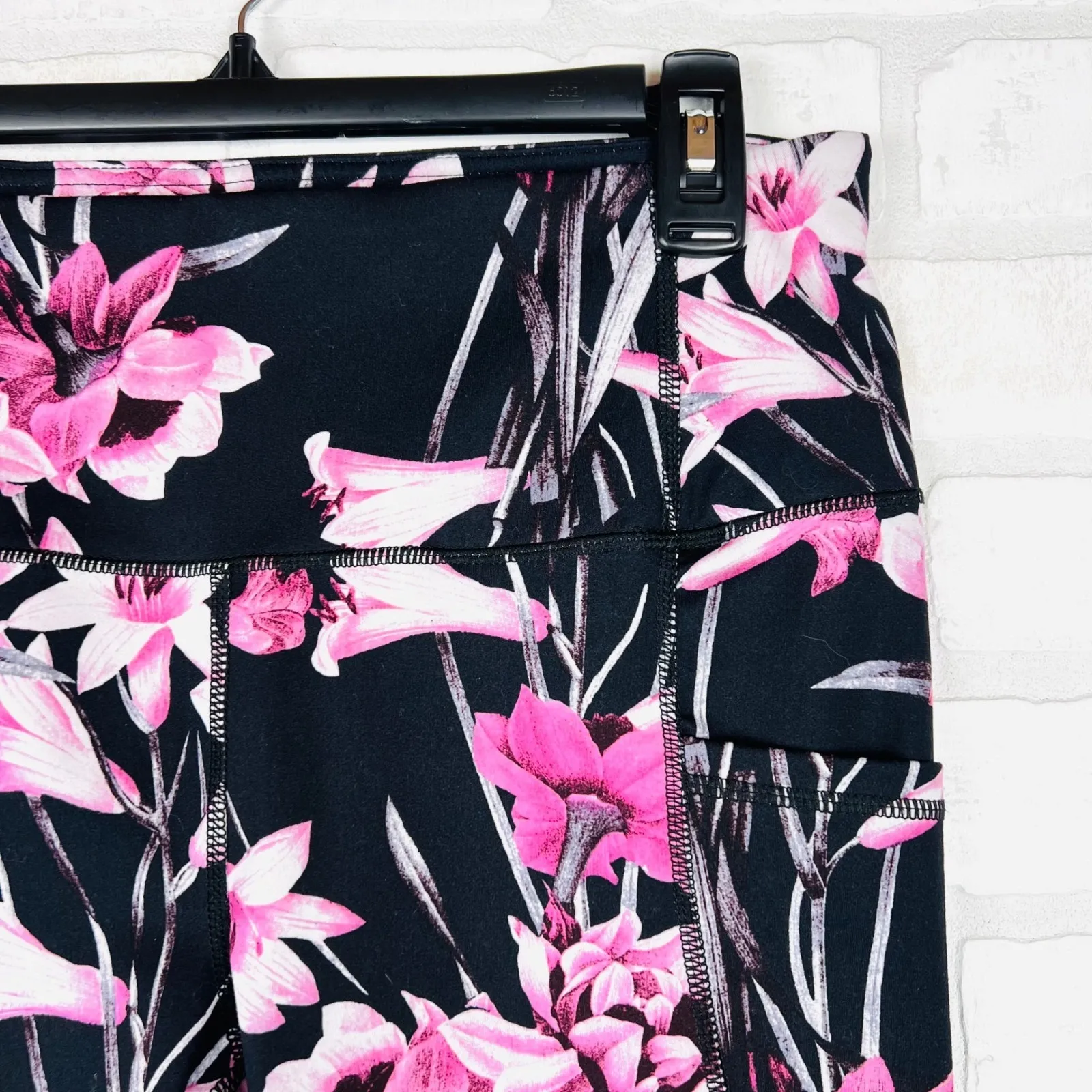 YOGALICIOUS Women's Black Pink Floral Lily Print Active Leggings Size LG Pockets - Image 13