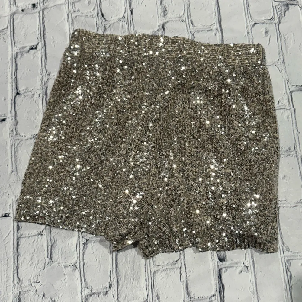 Gianni Bini  size 4 pull on sequin shorts - Image 7