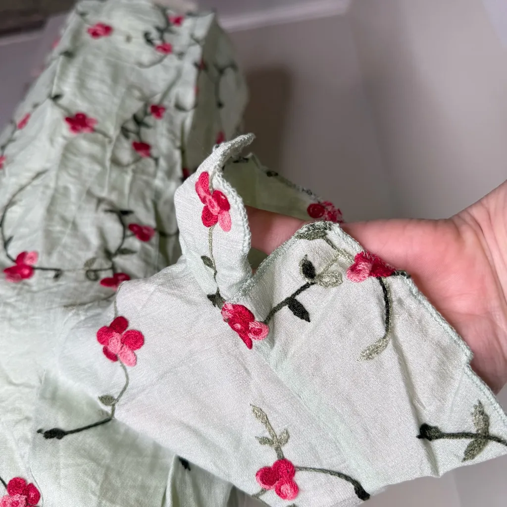 Kindred Anthro Petite Small Floral Embroidered Top V Neck Unlined Cottagecore - Image 4