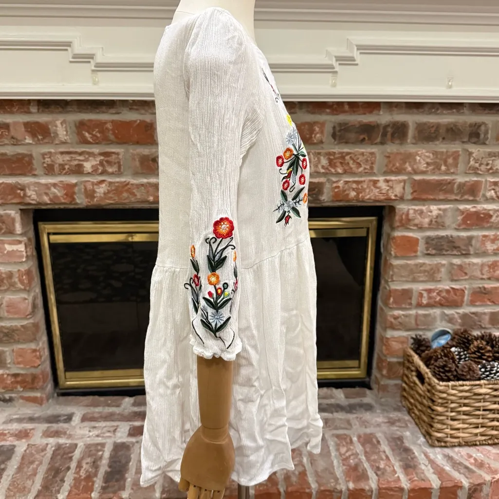 Forever 21 White Mini Dress with Floral Embroidery - Image 5