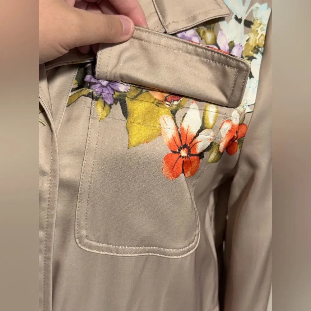 EUC Chico’s Beige and Purple Floral-Print Satin Utility Jacket size 0 - Image 11