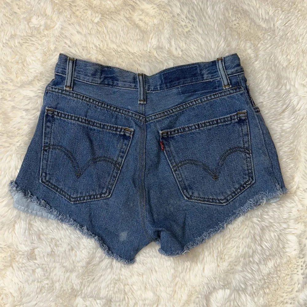 VINTAGE 560 COMFORT FIT LEVIS CUT OFF DENIM SHORTS Blue Size 27 - Image 2